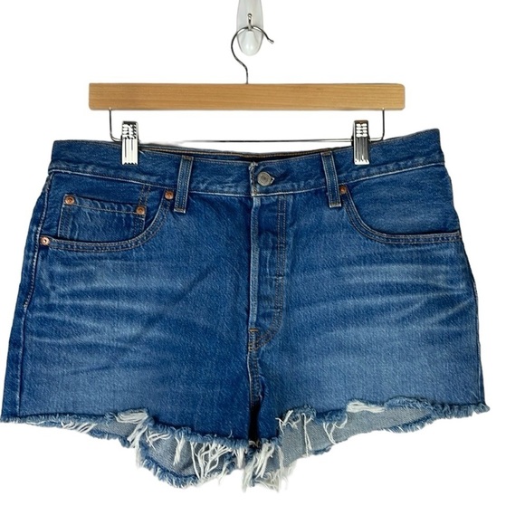 NWT Levi Premium Womens Plus Denim Jean Shorts SZ 32 501 Mid Rise Raw Hem Button - Picture 1 of 13
